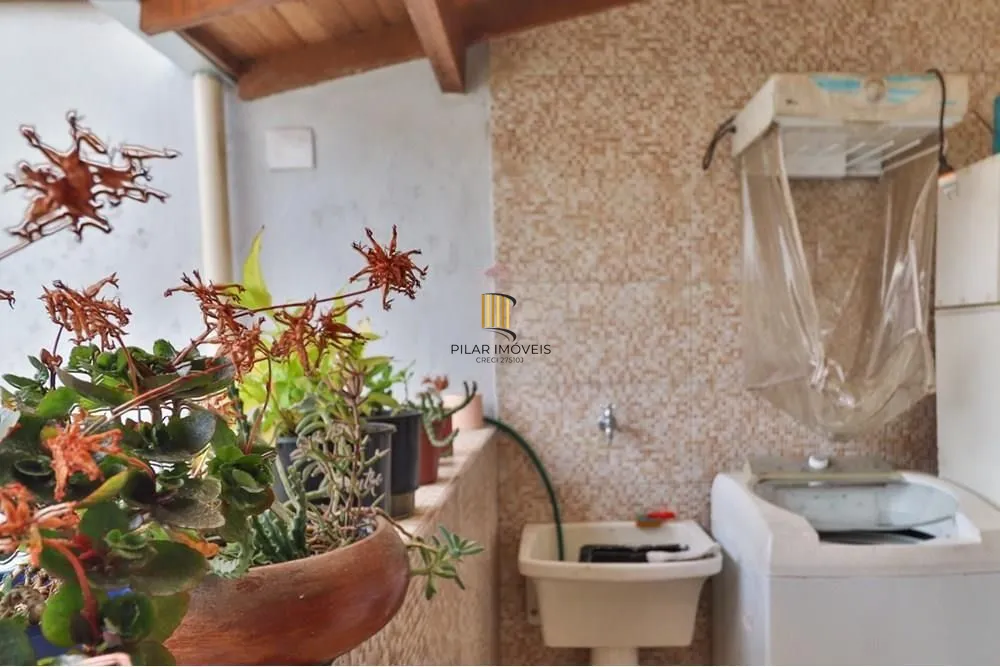 Casa térrea com 2 dormitórios, lavabo, espaço gourmet e 2 vagas.