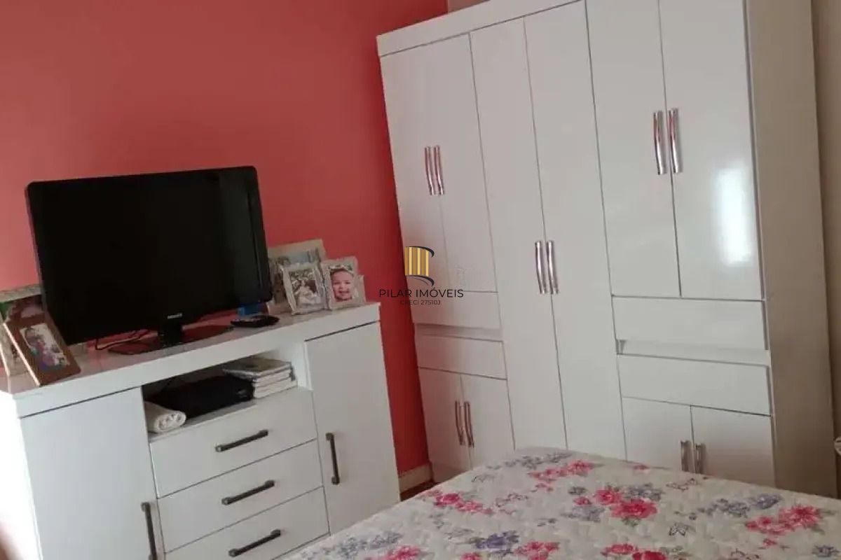 Apartamento com 2 dormitórios semimobiliado.