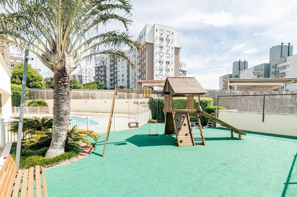 Apartamento com 3 dormitórios (sendo 1 suíte), 2 banheiros, lareira, churrasqueira e 2 vagas de garagem.