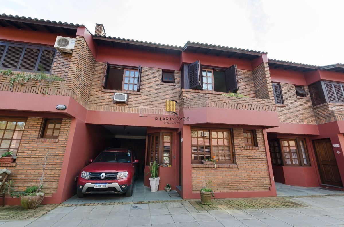 Casa em condomínio de 3 dormitórios sendo 1 suíte e 2 vagas de garagem no bairro Pedra Redonda, Zona Sul de Porto Alegre, RS.