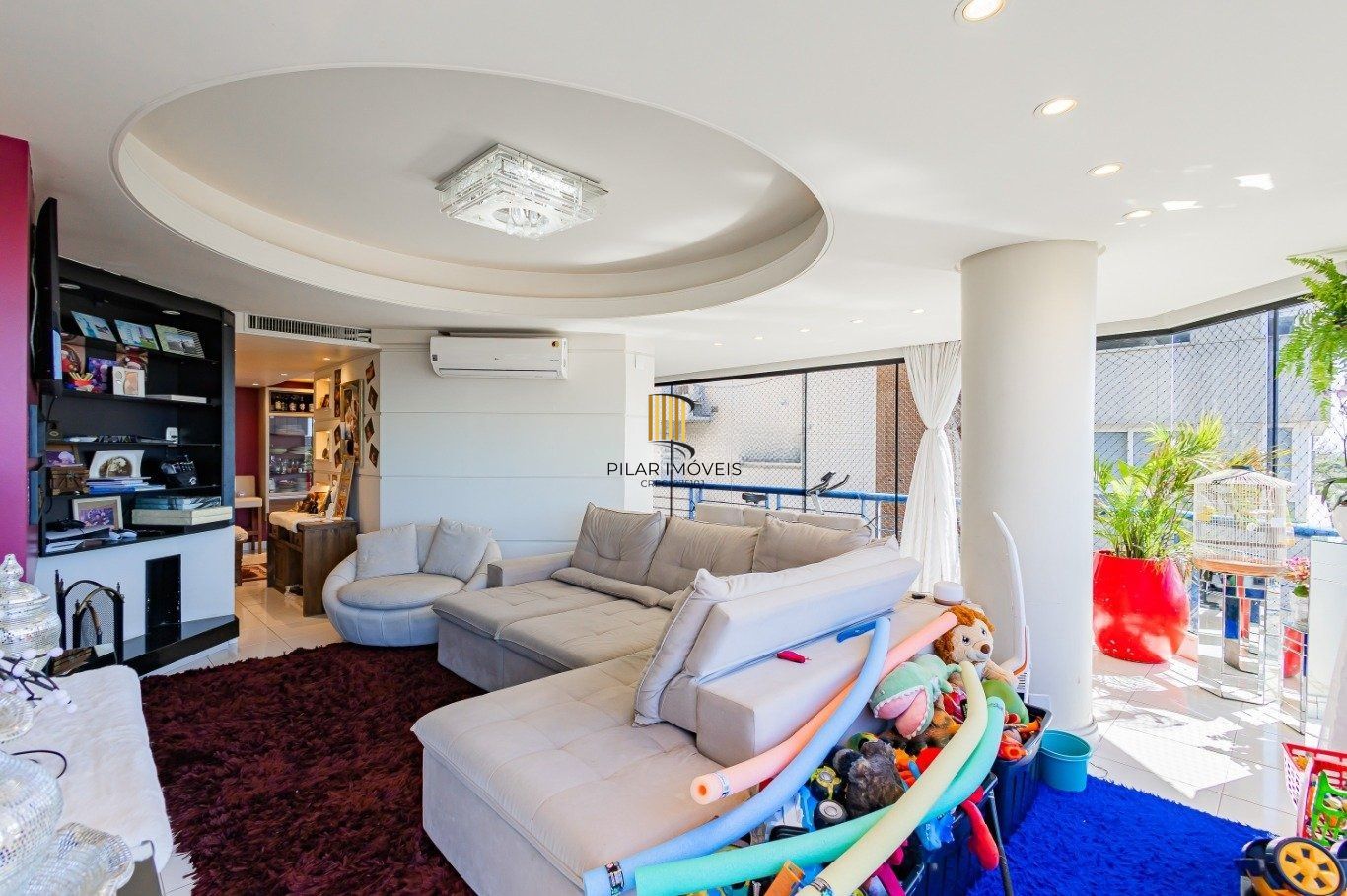 Amplo apartamento semimobiliado com lareira e 2 vagas