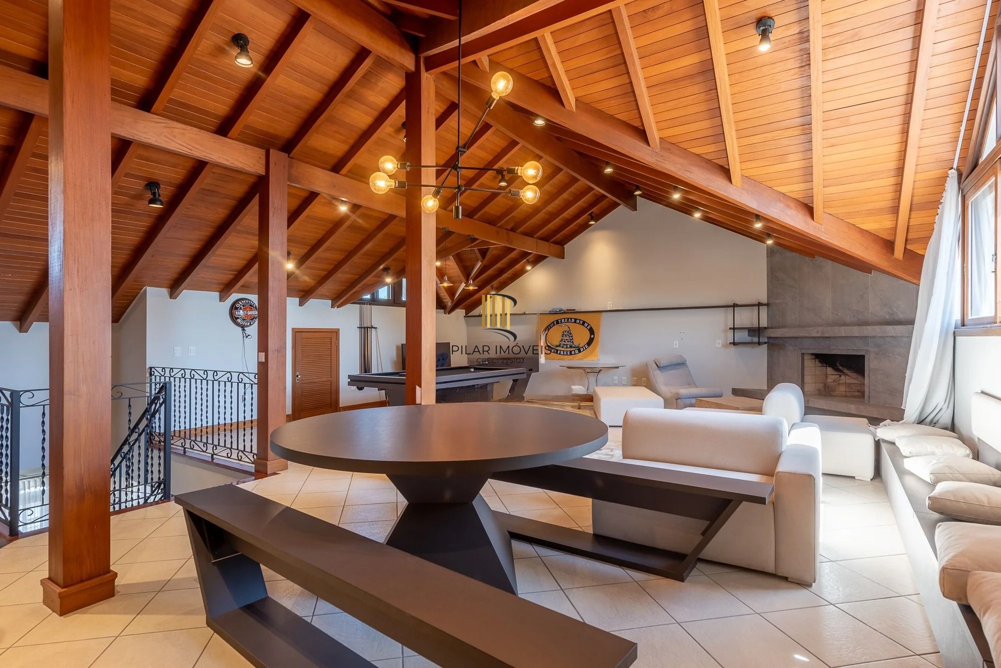 Casa alto padrão com 473m², piscina e 3 suítes no Ecoville – POA