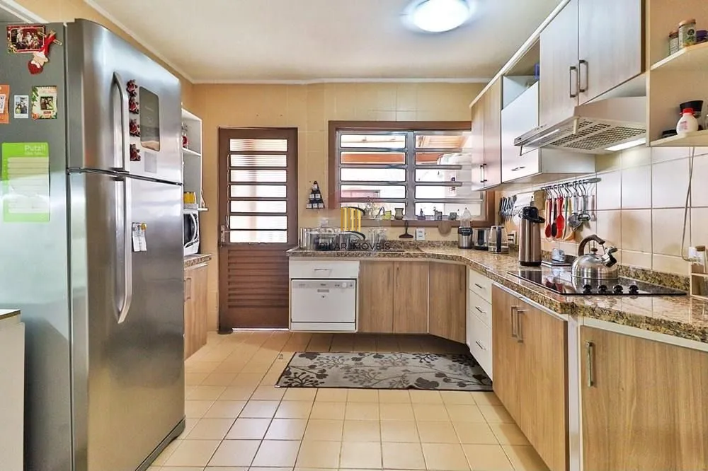 Casa térrea com 2 dormitórios, lavabo, espaço gourmet e 2 vagas.