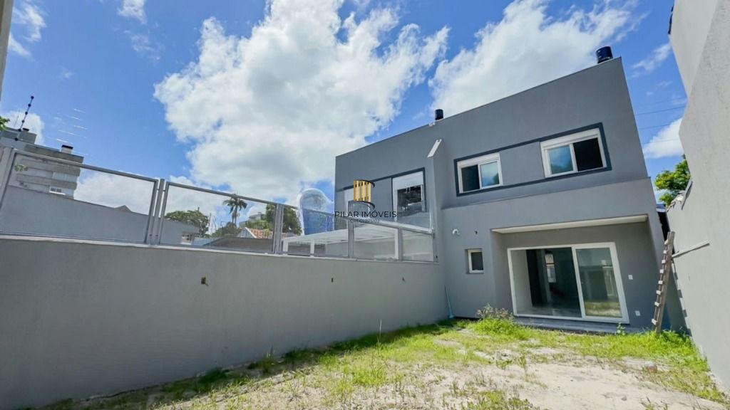 Casa térrea com 3 suítes, lavabo e 2 vagas.