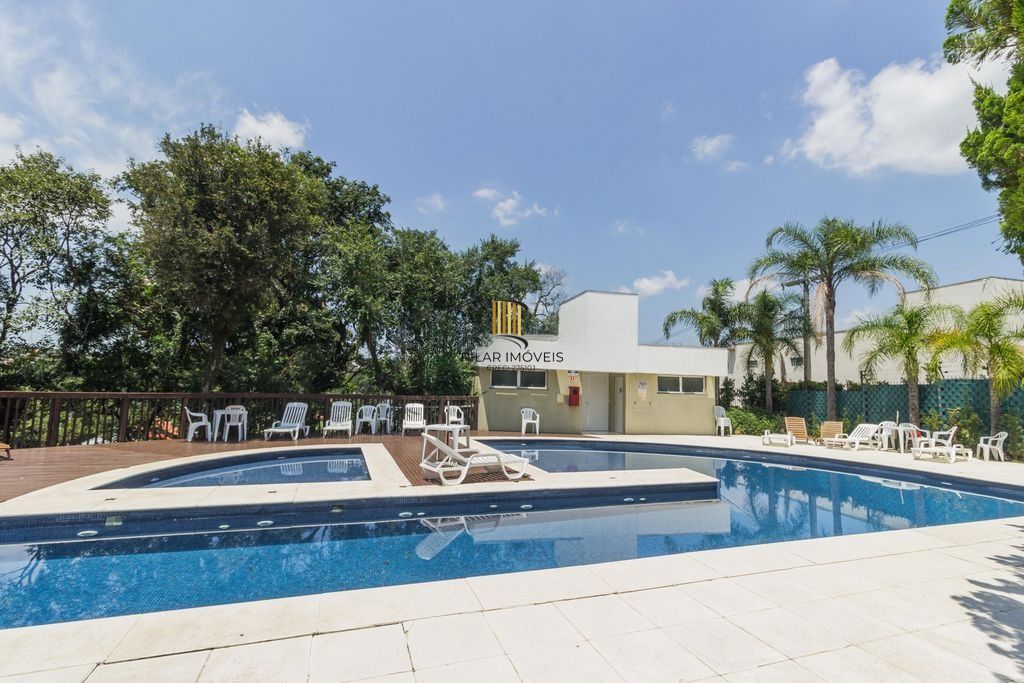 Casa em condomínio com 3 dormitórios, suíte e pátio amplo – 147m²