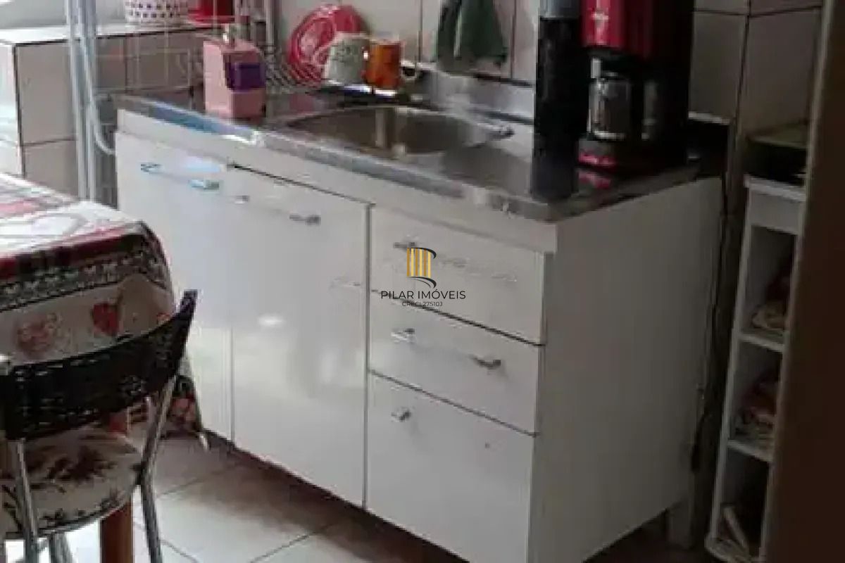 Apartamento com 2 dormitórios semimobiliado.