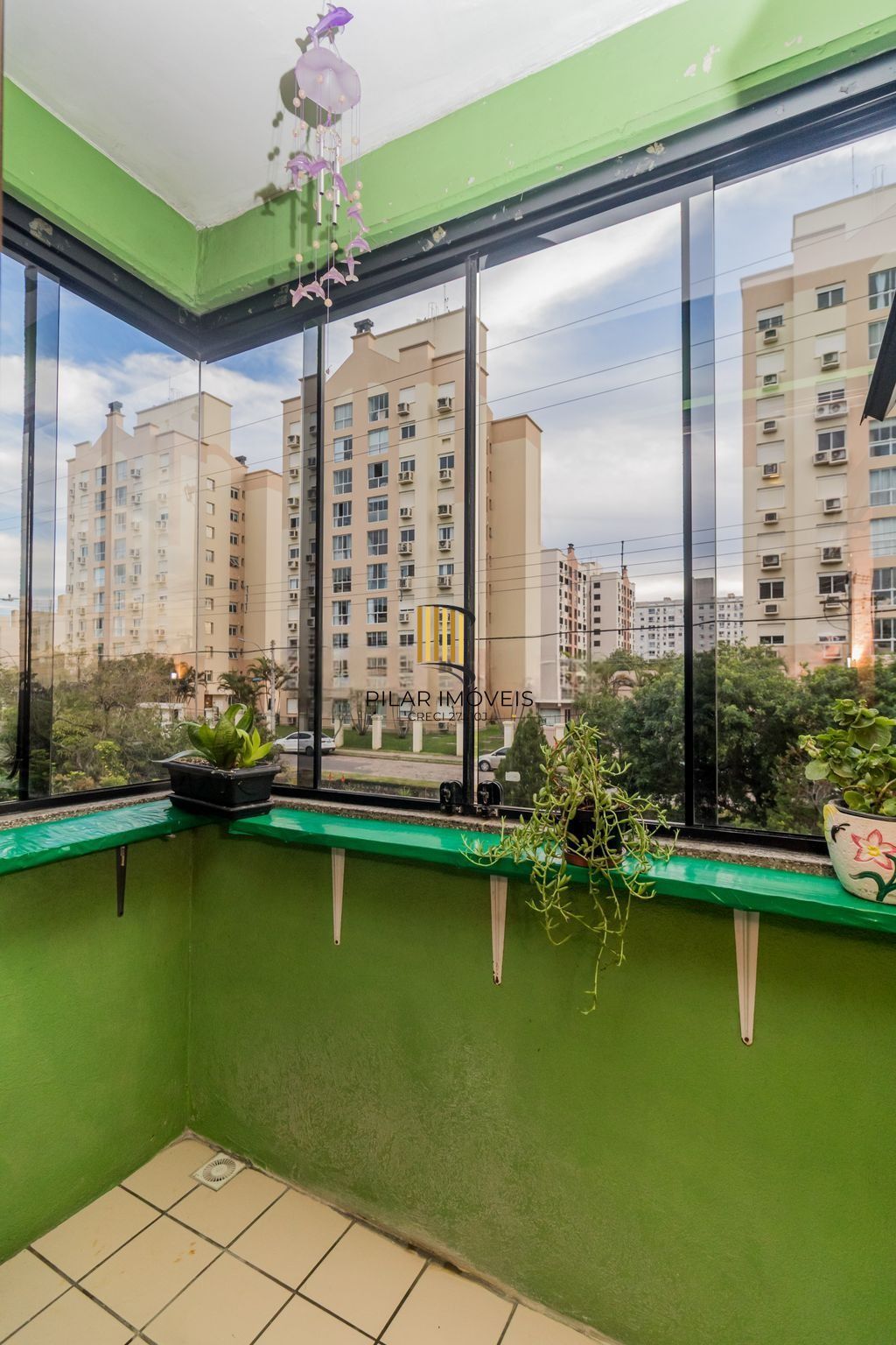 Apartamento iluminado com 2 dormitórios e vaga escriturada