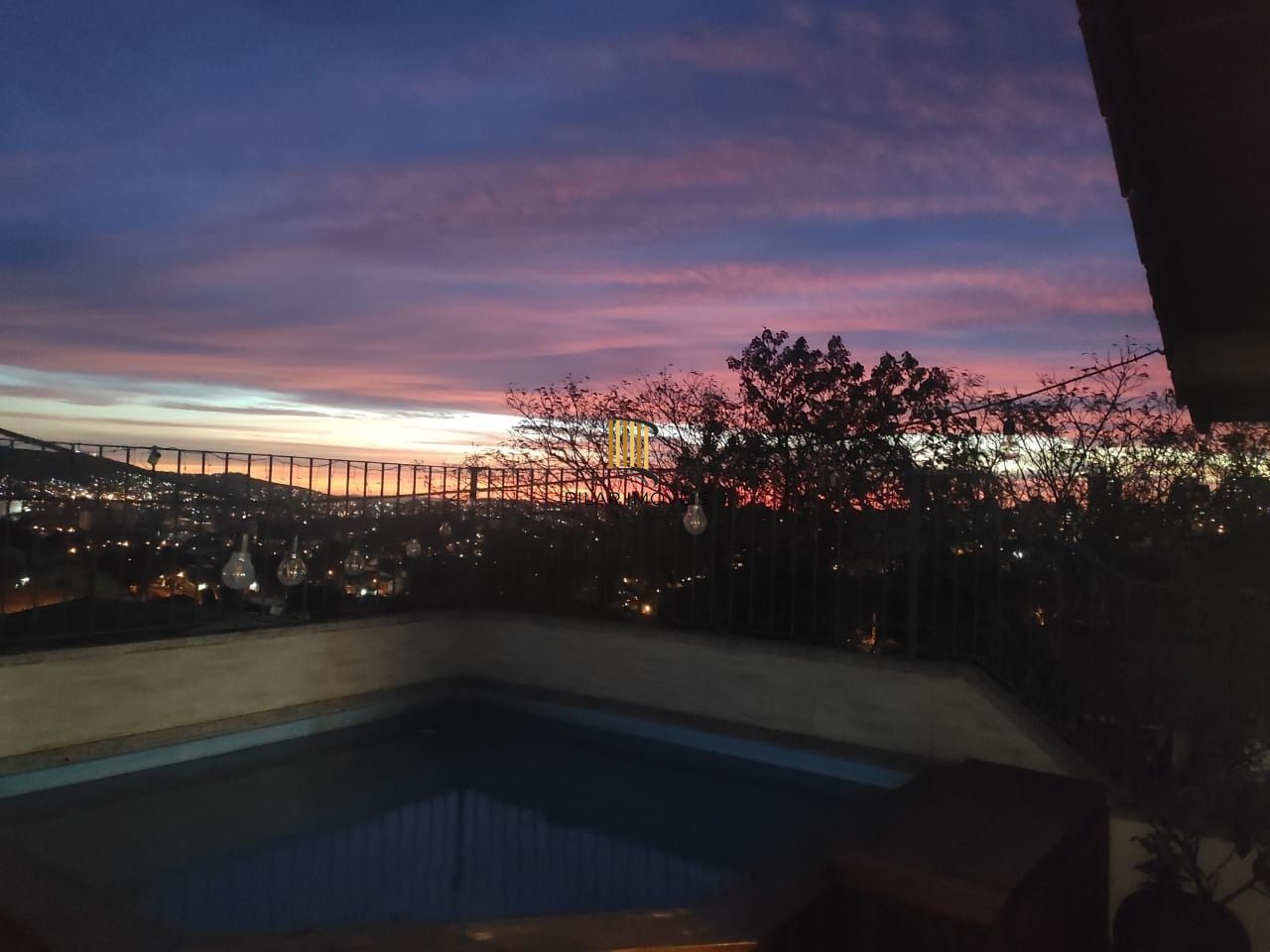 Cobertura com 3 dormitórios, suíte, piscina e churrasqueira.