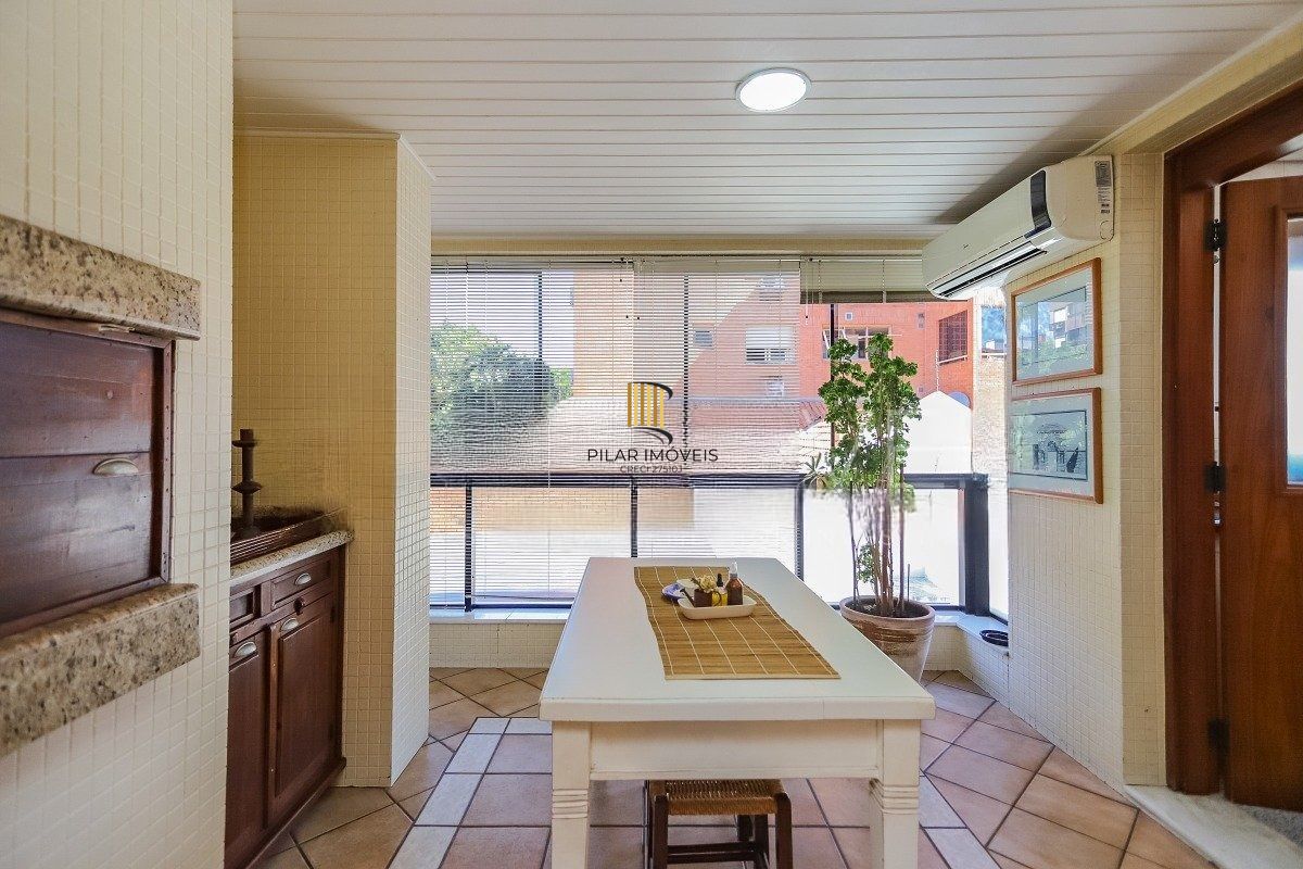 Apartamento com 3 dormitórios, suíte, 2 vagas e varanda com churrasqueira.