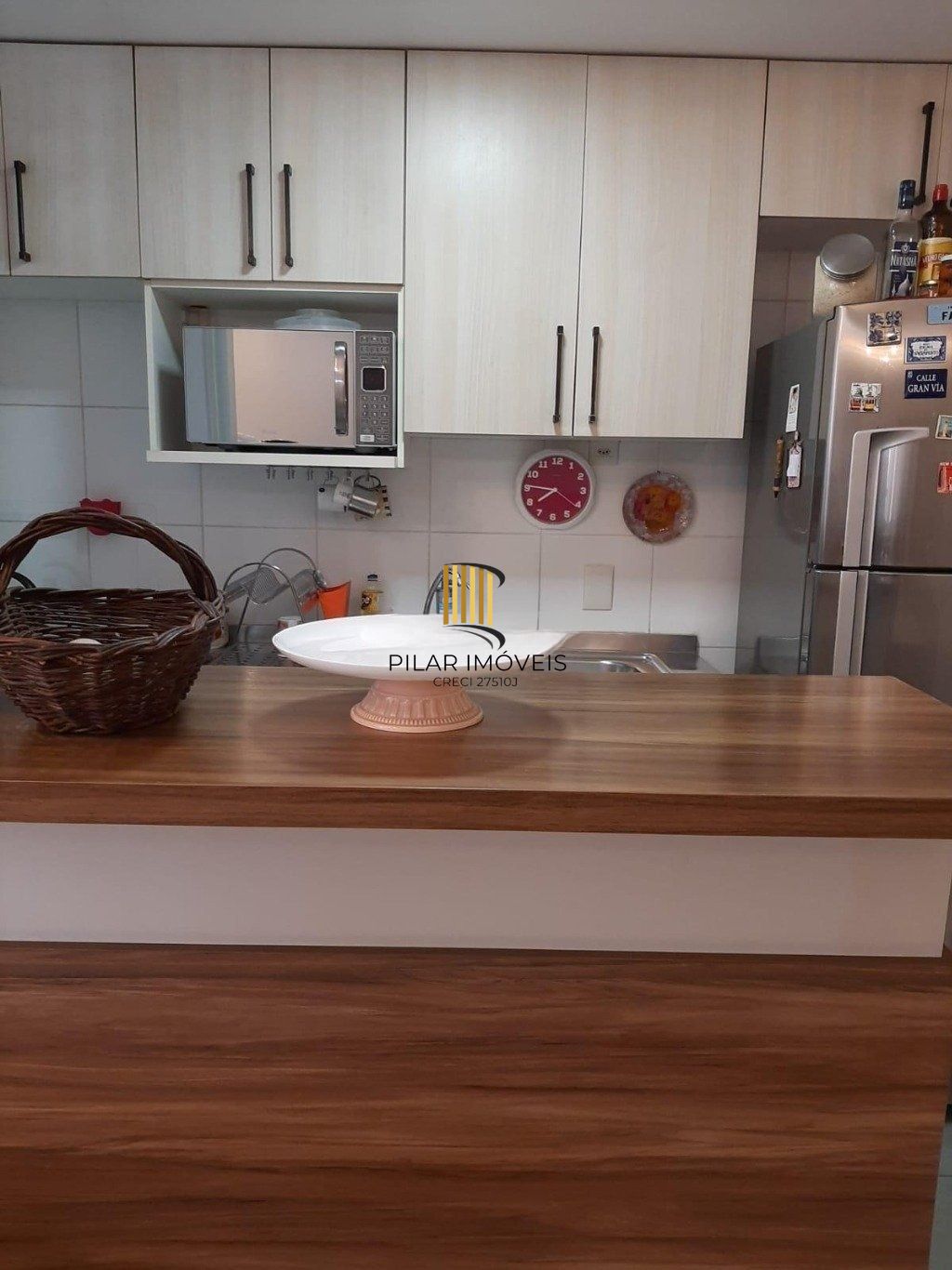 Apartamento semi-mobiliado com suíte e infraestrutura completa