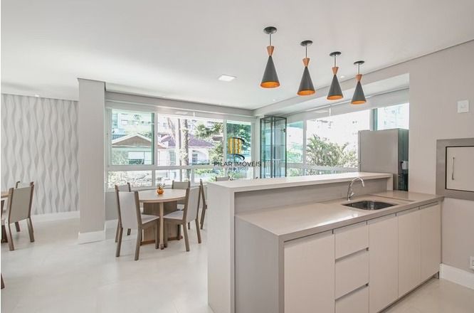 Apartamento 100% decorado com 92m², suíte, churrasqueira e 2 vagas de garagem.