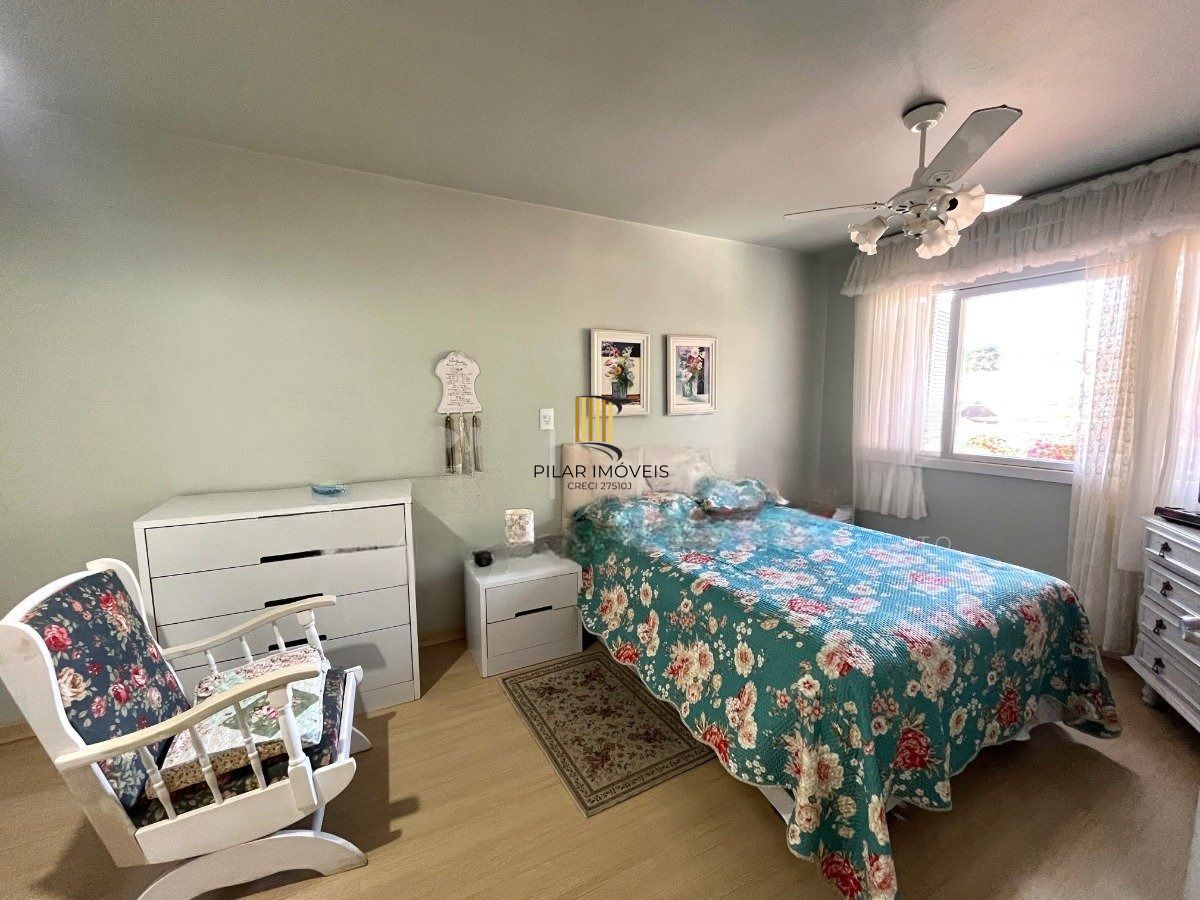 Casa com 3 dormitórios, suíte, 3 vagas de garagem.