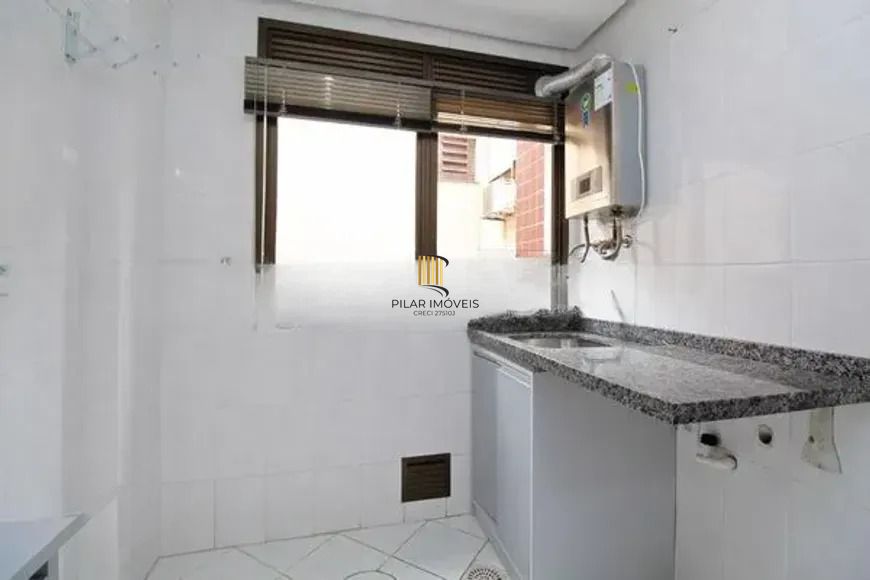 Apartamento com 2 dormitórios, suíte, churrasqueira e vaga de garagem.