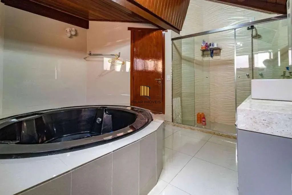 Casa com 4 dormitórios, suíte, piscina e 4 vagas.