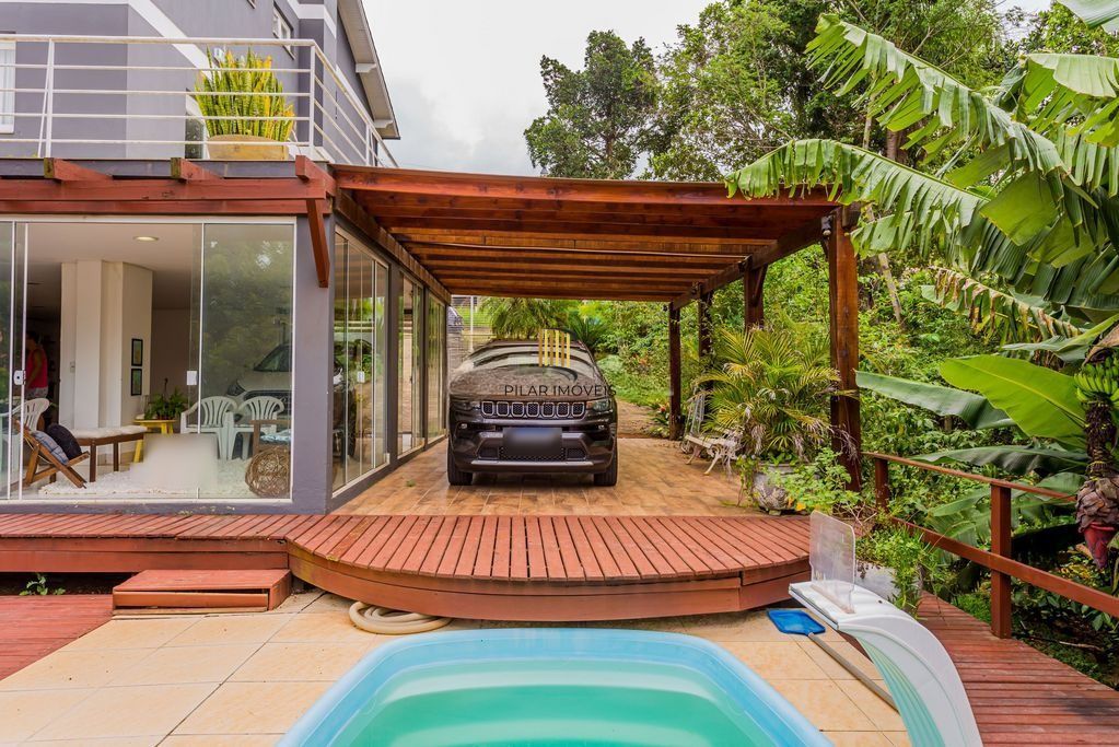 Casa em Condomínio com 3 dormitórios, suíte e 2 vagas cobertas.