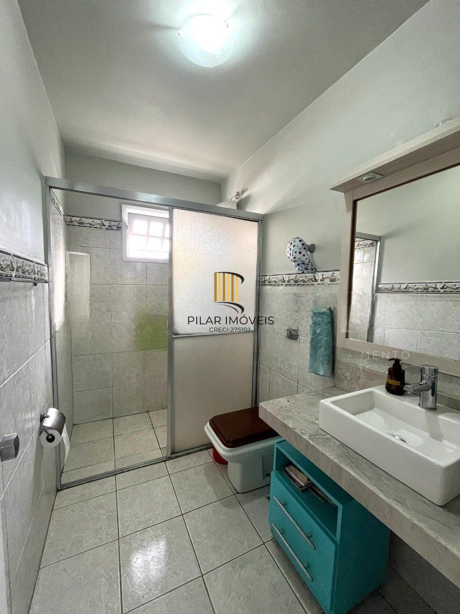 Casa com 3 dormitórios, suíte, 3 vagas de garagem.