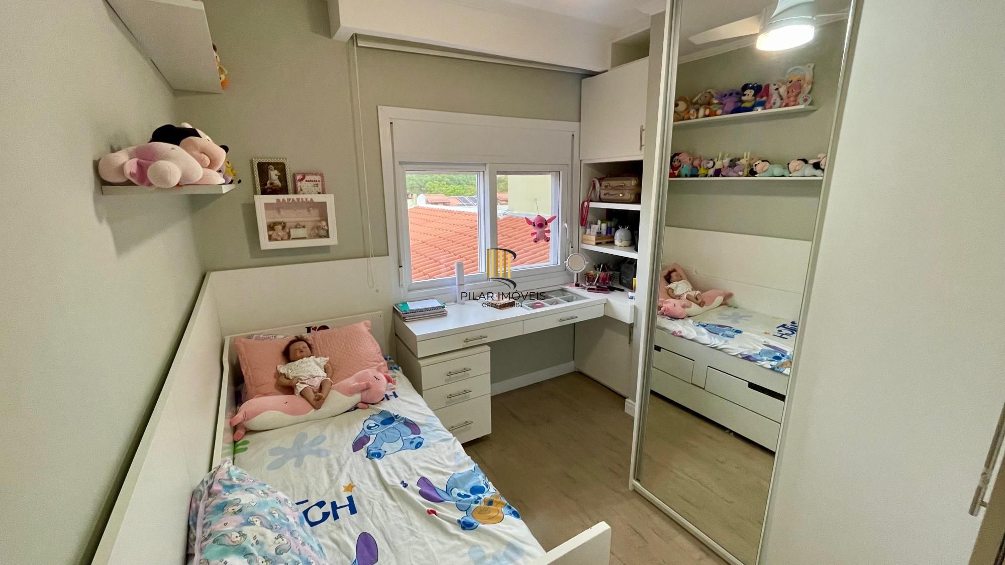 Casa térrea 100% mobiliada com 3 dormitórios, suíte, piscina e 3 vagas.