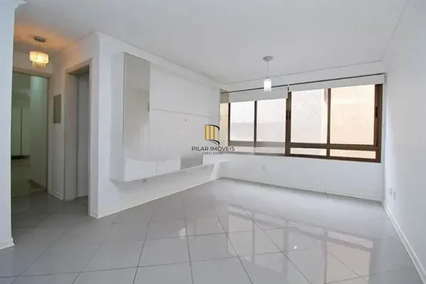 Apartamento com 2 dormitórios, suíte, churrasqueira e vaga de garagem.