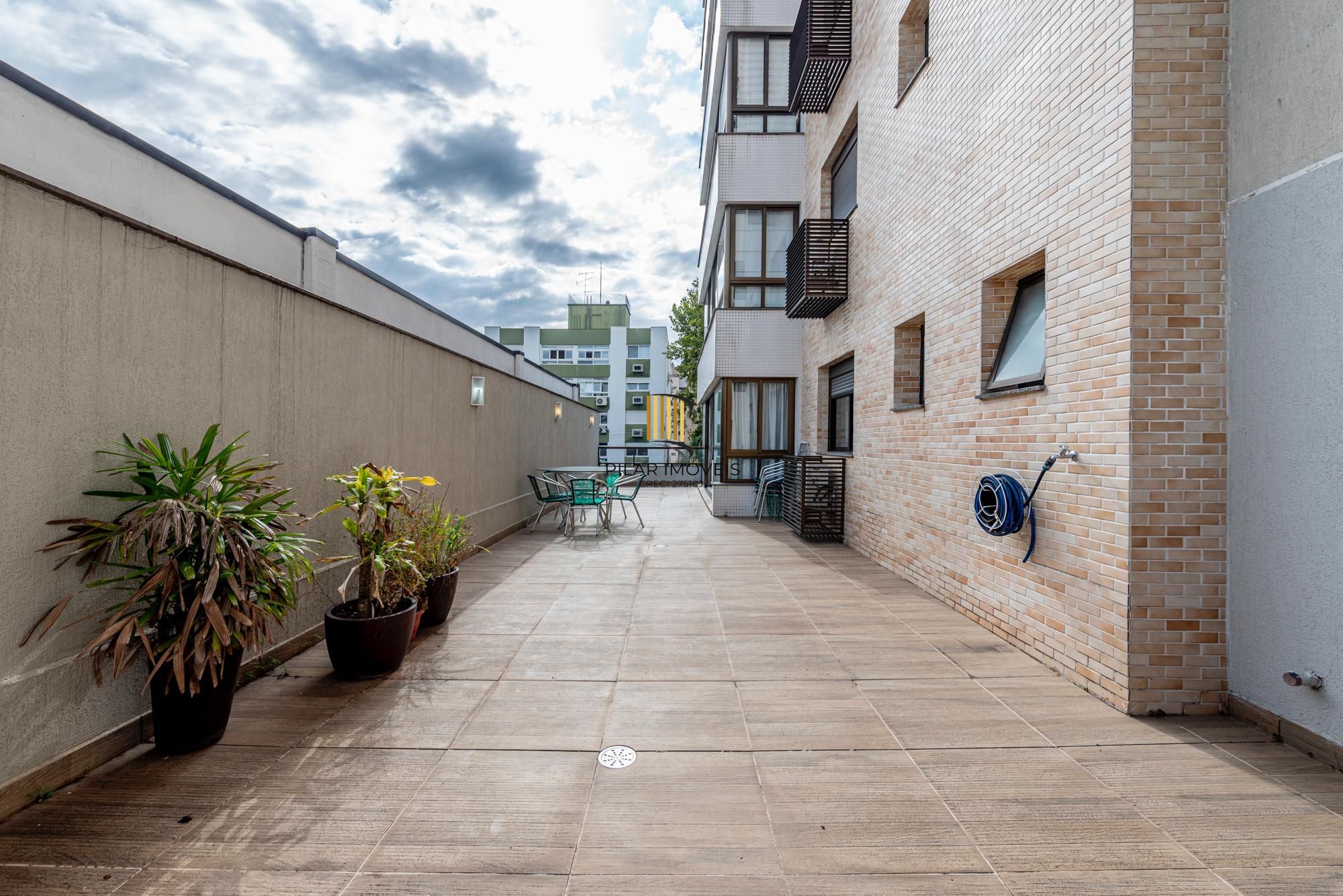 Apartamento garden com 2 suítes, pátio amplo e 2 vagas em localização valorizada