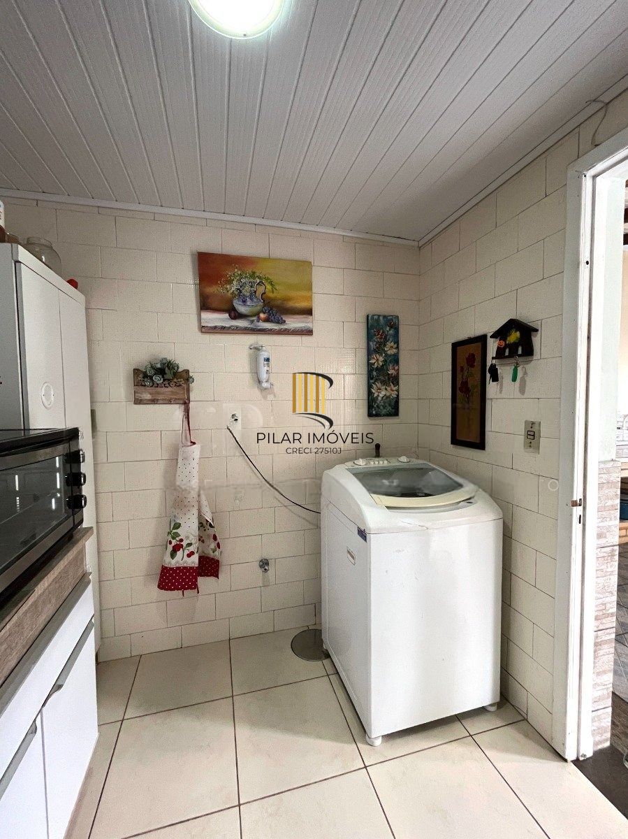 Casa com 3 dormitórios, suíte, 3 vagas de garagem.