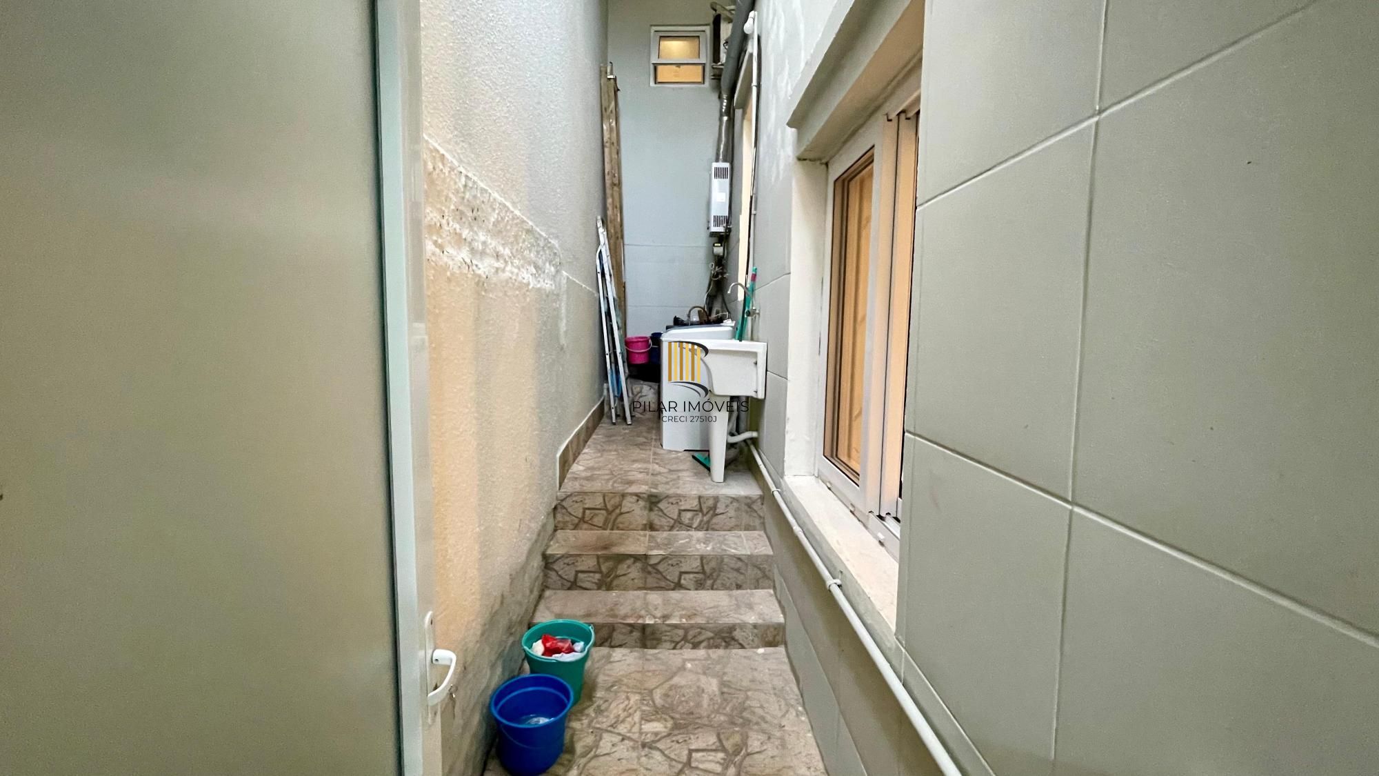 Casa térrea 100% mobiliada com 3 dormitórios, suíte, piscina e 3 vagas.