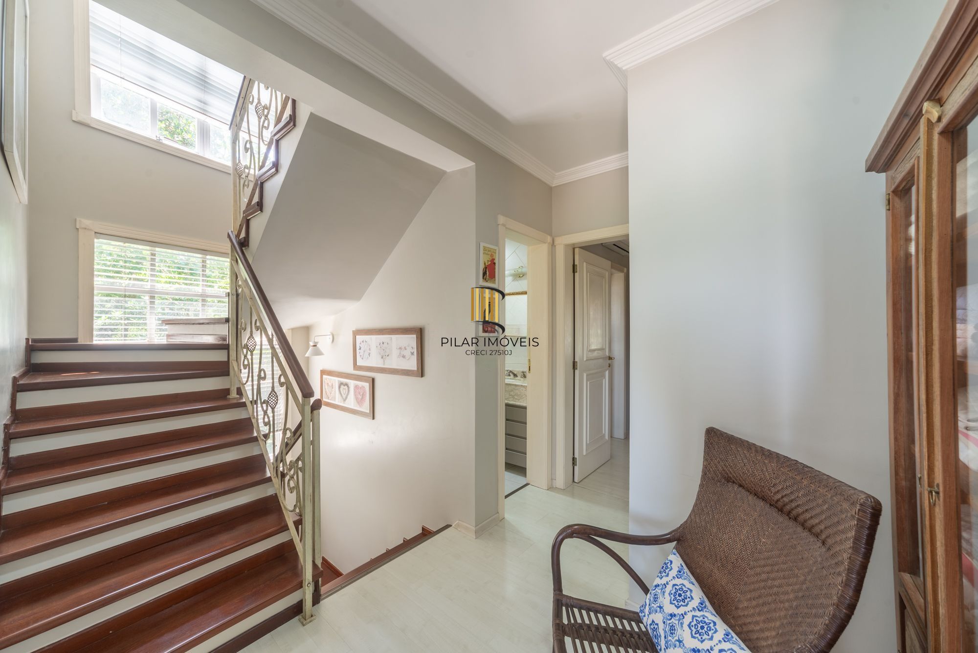 Casa térrea com 4 dormitórios, 2 suítes e 3 vagas.