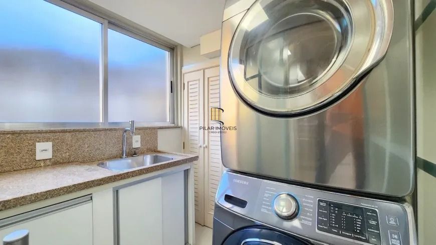 Apartamento 3 dormitórios, suíte, semimobiliado e duas vagas de garagem.