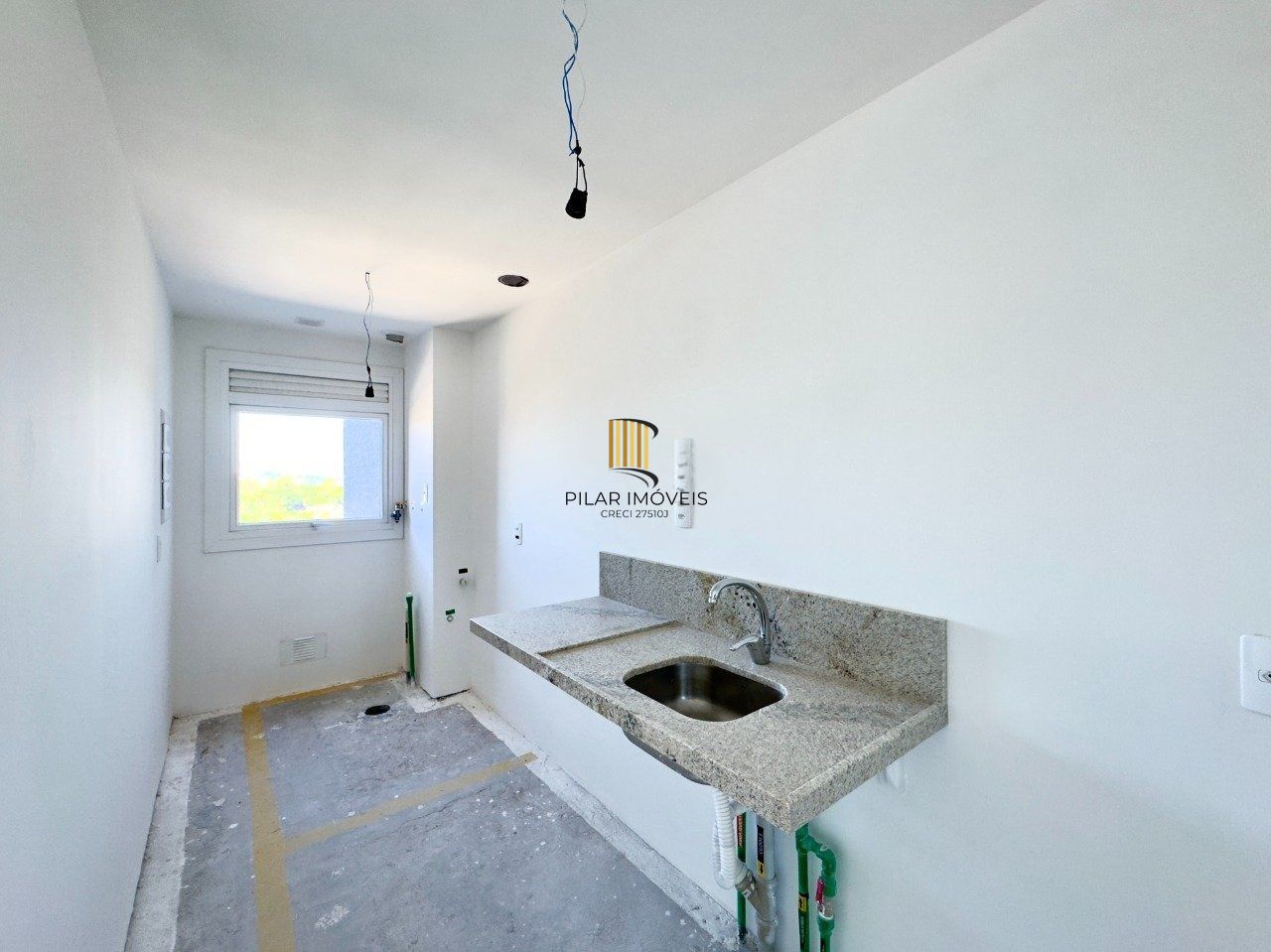 Apartamento de 02 dormitórios. 59m² privativos, churrasqueira e vaga, com suíte próximo Puc