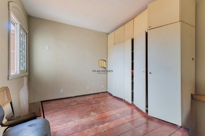 Casa com pátio e churrasqueira em frente à praça – Jardim Sabará