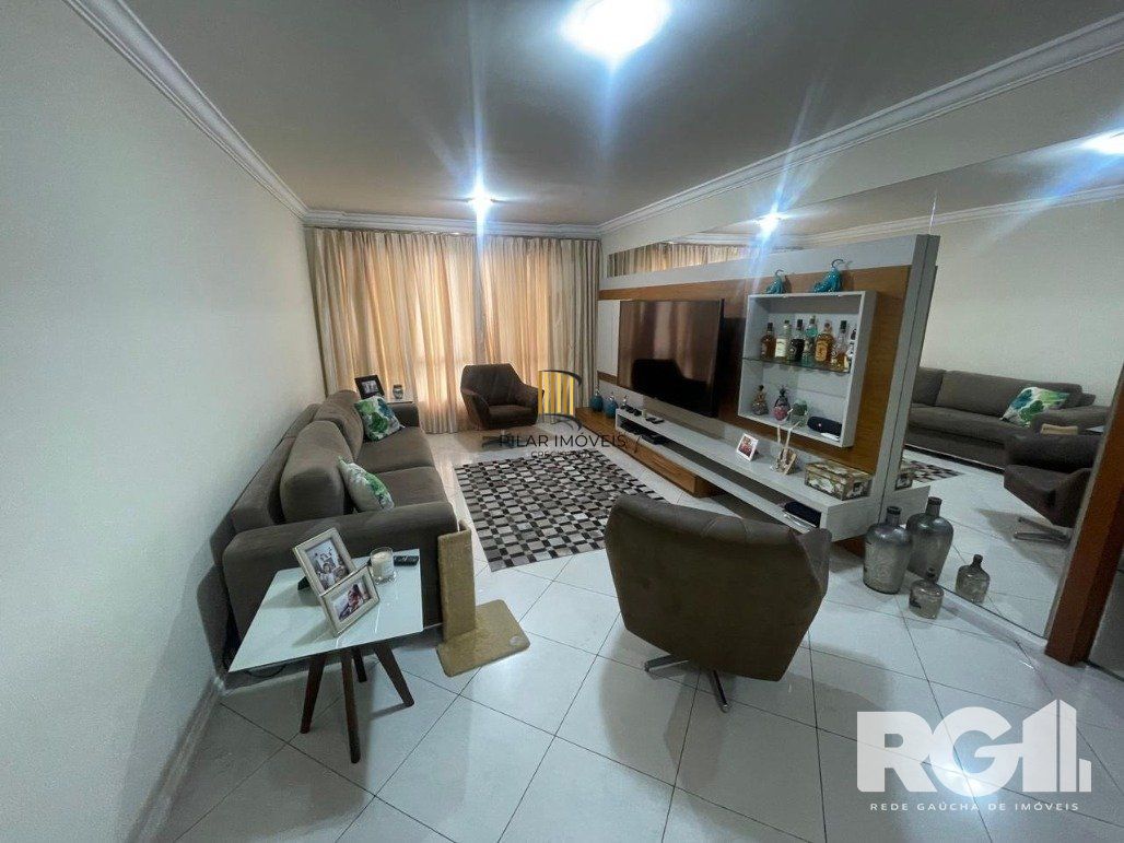 Apartamento com 3 dormitórios, 1 suíte, lavabo, 2 vagas cobertas, semimobiliado, churrasqueira e lareira.