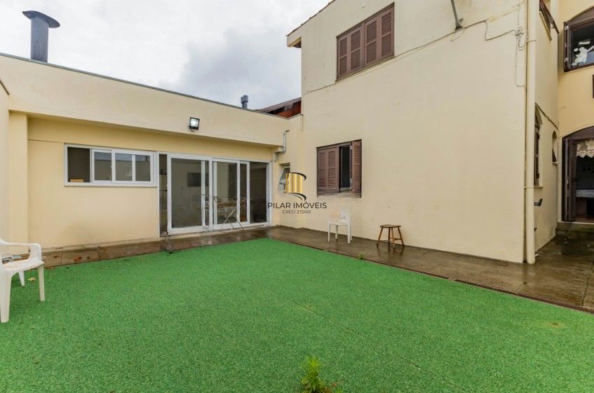 Casa com pátio e churrasqueira em frente à praça – Jardim Sabará