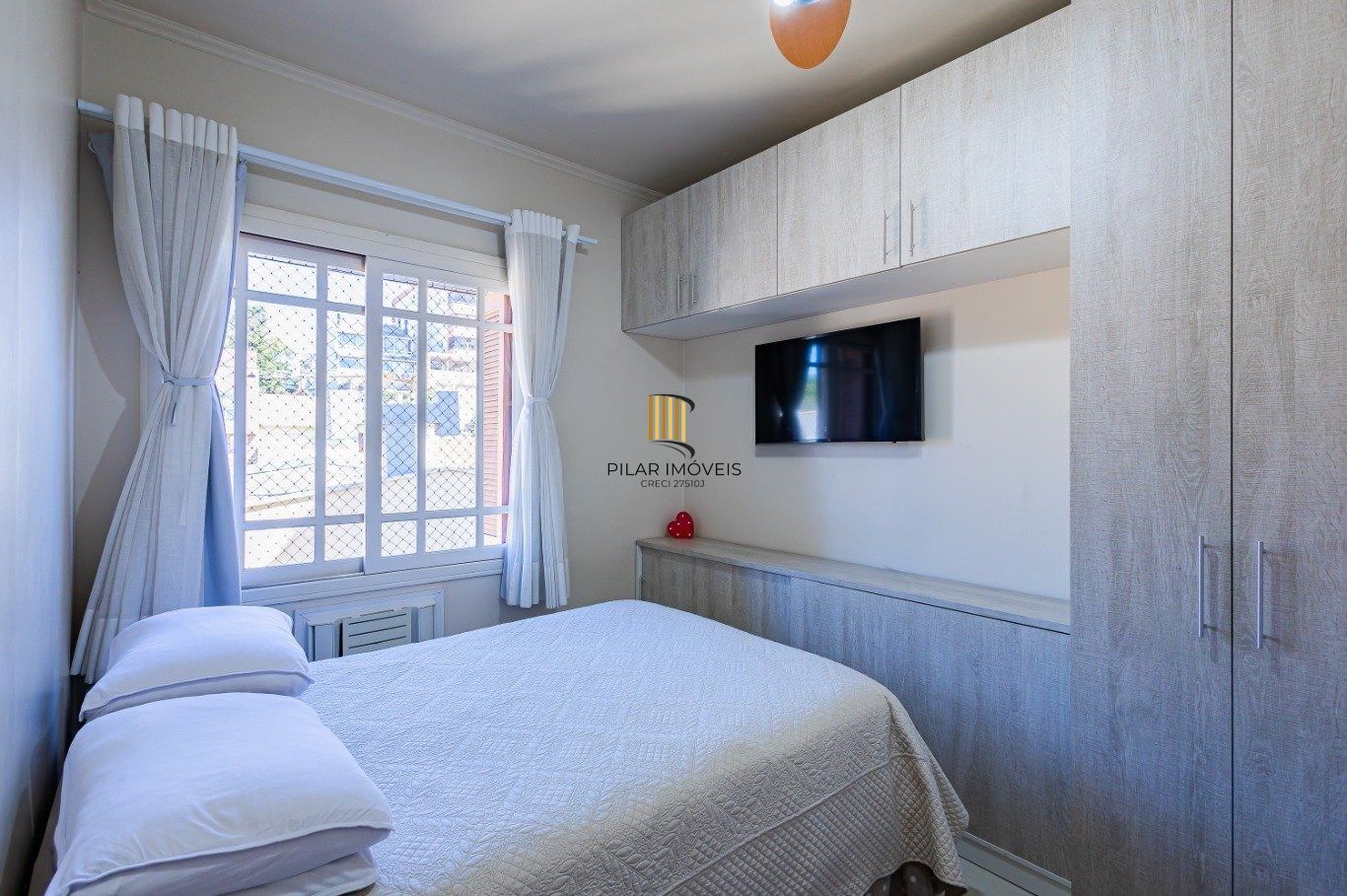 Amplo apartamento semimobiliado com lareira e 2 vagas