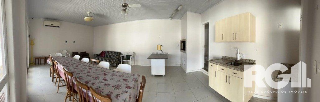 Casa reformada com pátio e espaço gourmet em frente à praça
