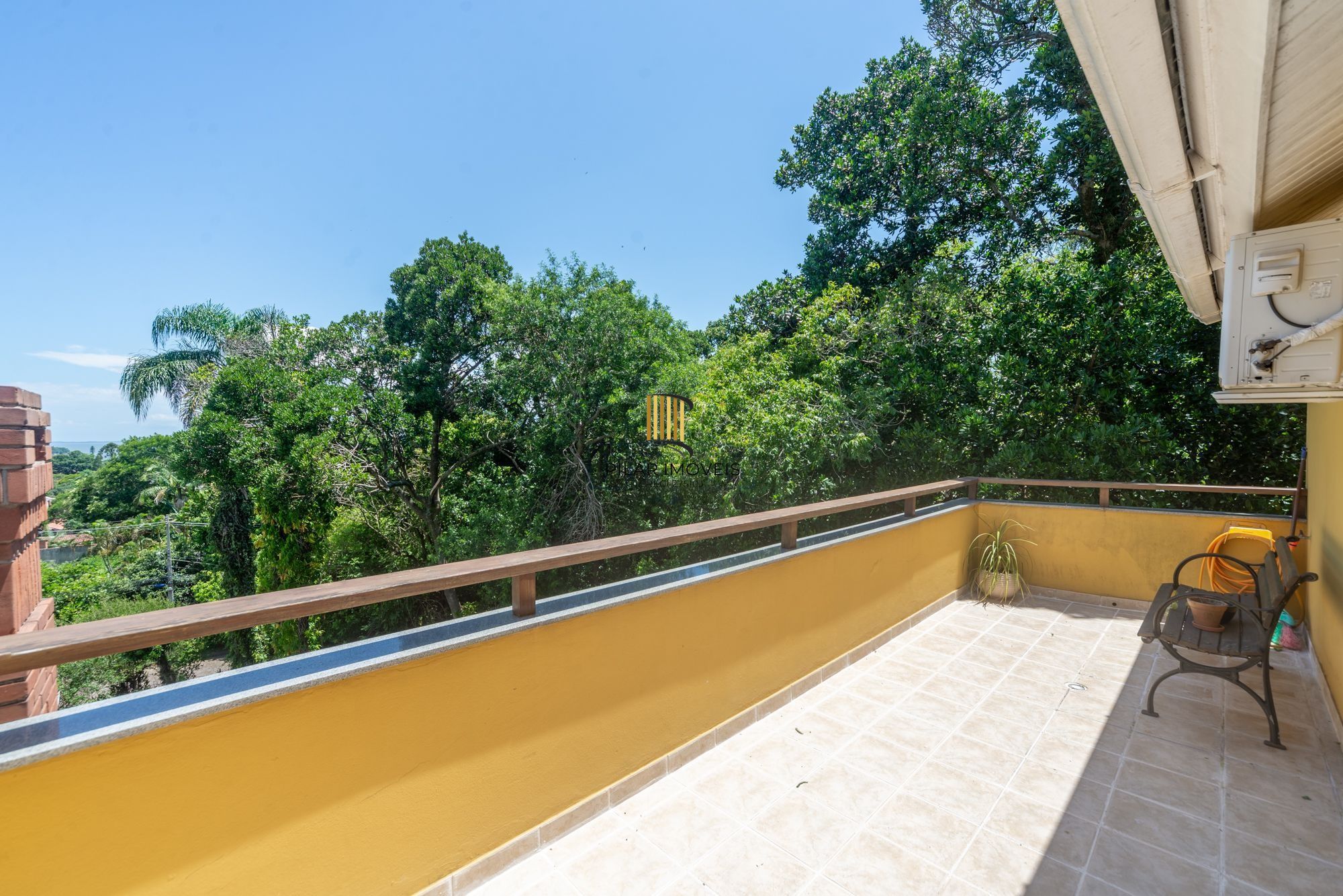 Casa térrea com 4 dormitórios, 2 suítes e 3 vagas.