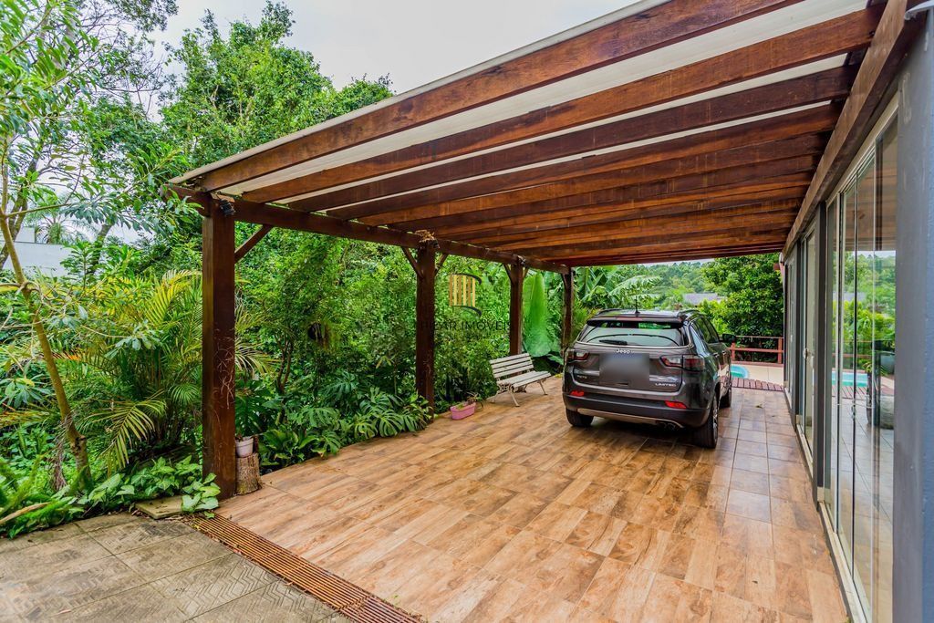 Casa em Condomínio com 3 dormitórios, suíte e 2 vagas cobertas.