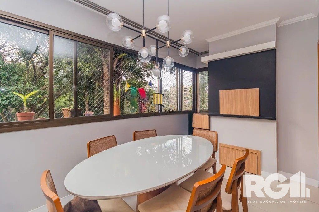 Apartamento com 94m², 3 quartos, 1 suíte, 2 vagas, no bairro Cristo Redentor em Porto Alegre..
