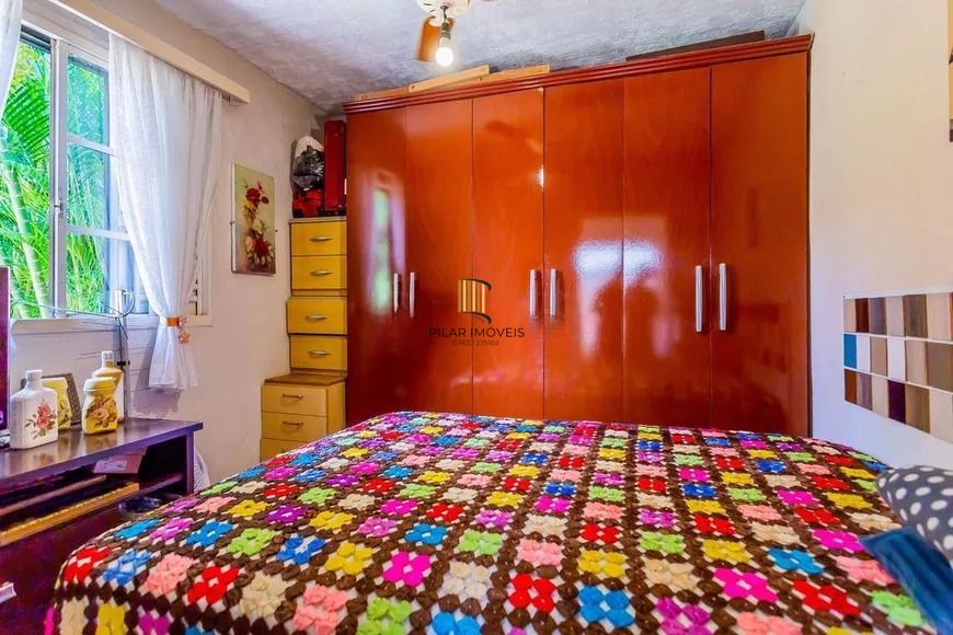 Casa térrea com 3 dormitórios, amplo pátio e 2 vagas de garagem cobertas.