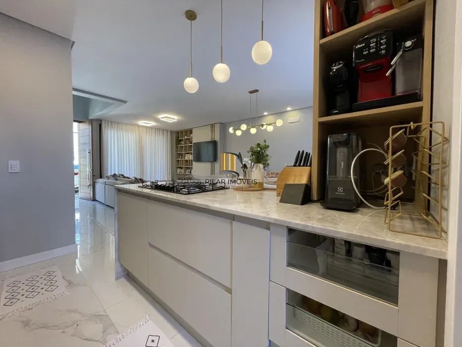 Casa em condomínio com 3 dormitórios, suíte e 2 vagas.