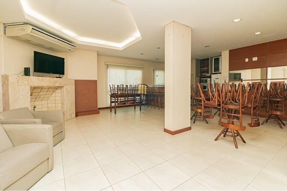 Apartamento com 3 dormitórios (sendo 1 suíte), 2 banheiros, lareira, churrasqueira e 2 vagas de garagem.