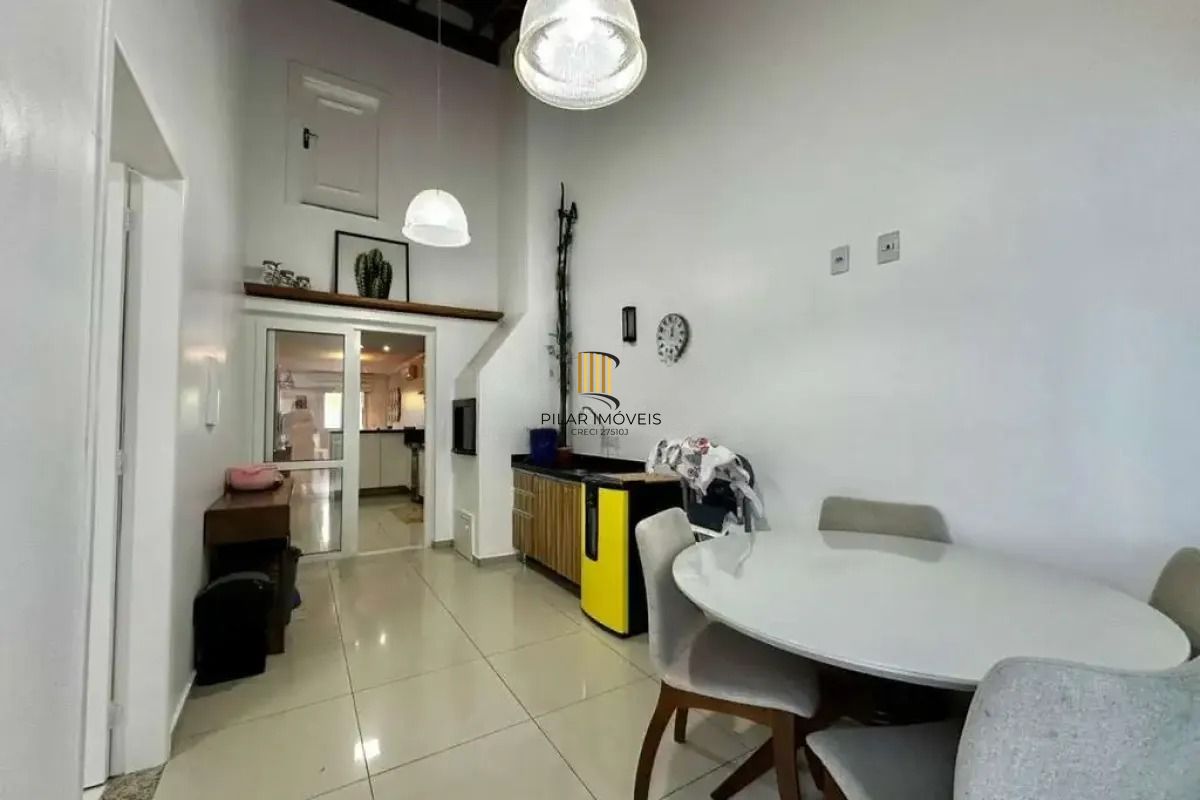 Casa em condomínio com 2 dormitórios, suíte e 2 vagas