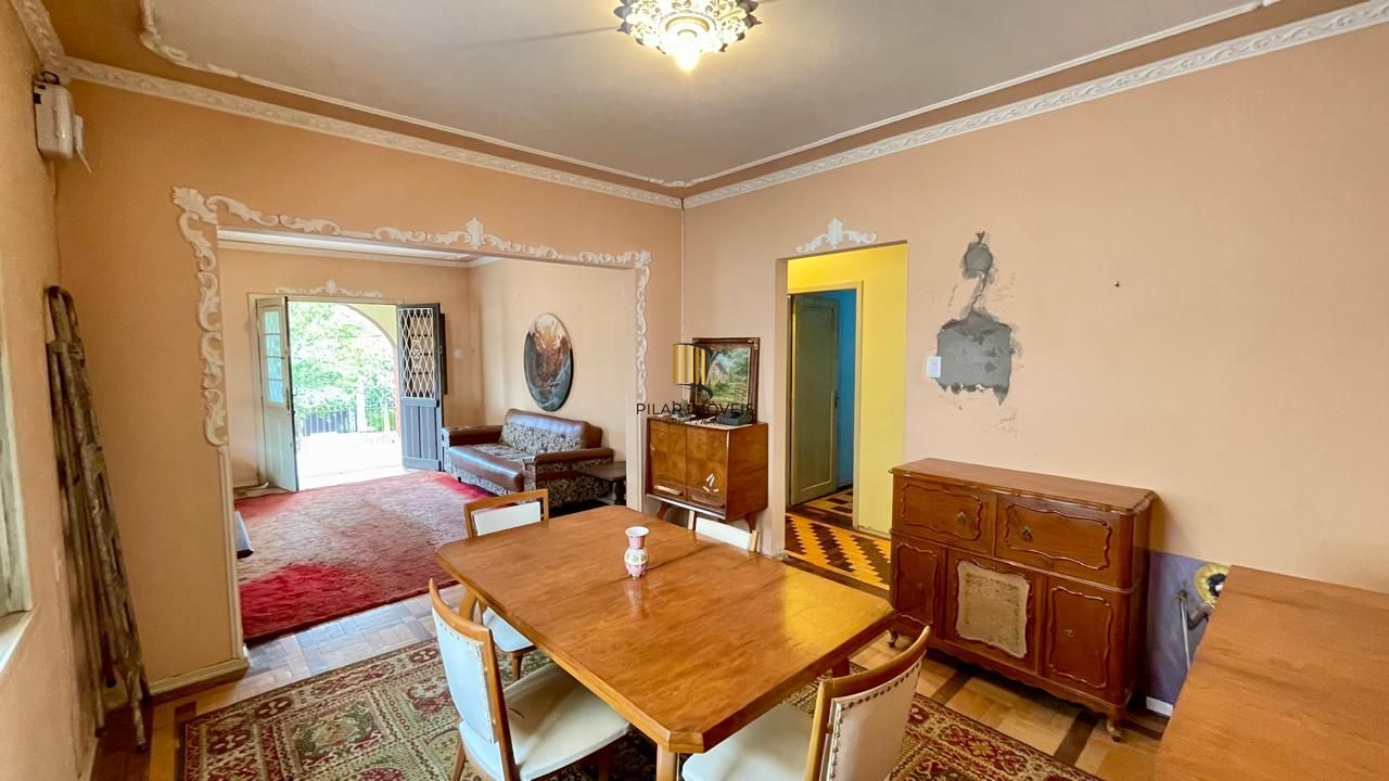 Casa com living integrado, churrasqueira e amplo terreno