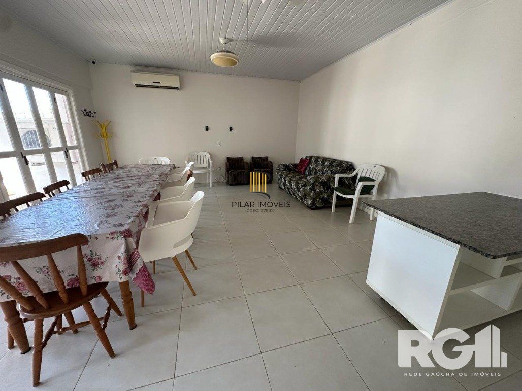 Casa reformada com pátio e espaço gourmet em frente à praça
