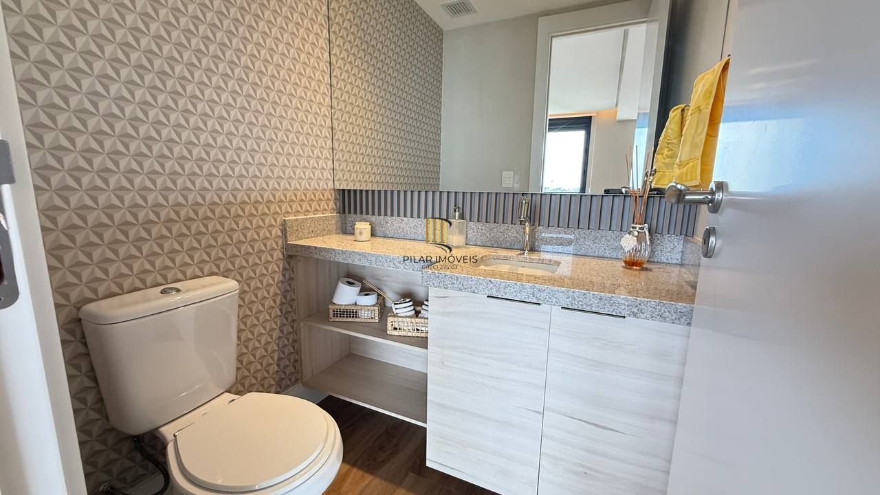 Apartamento mobiliado de 2 dormitórios com suíte e 2 vagas no Petrópolis