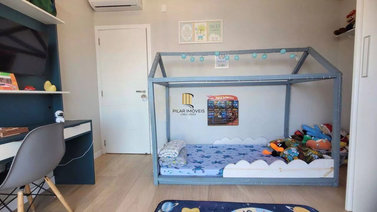 Casa em condomínio com 3 dormitórios, suíte e 2 vagas.