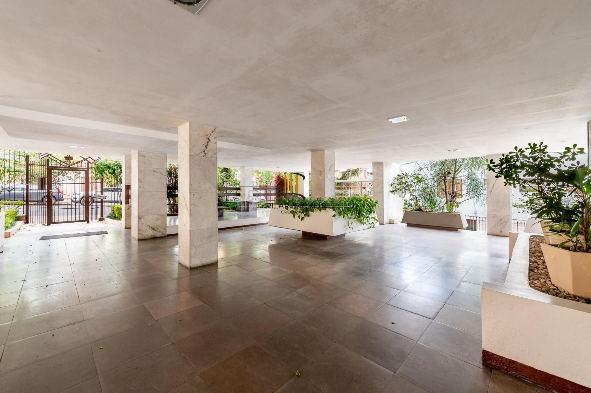 Apartamento 3 dormitórios, suíte, amplo living e vaga coberta.