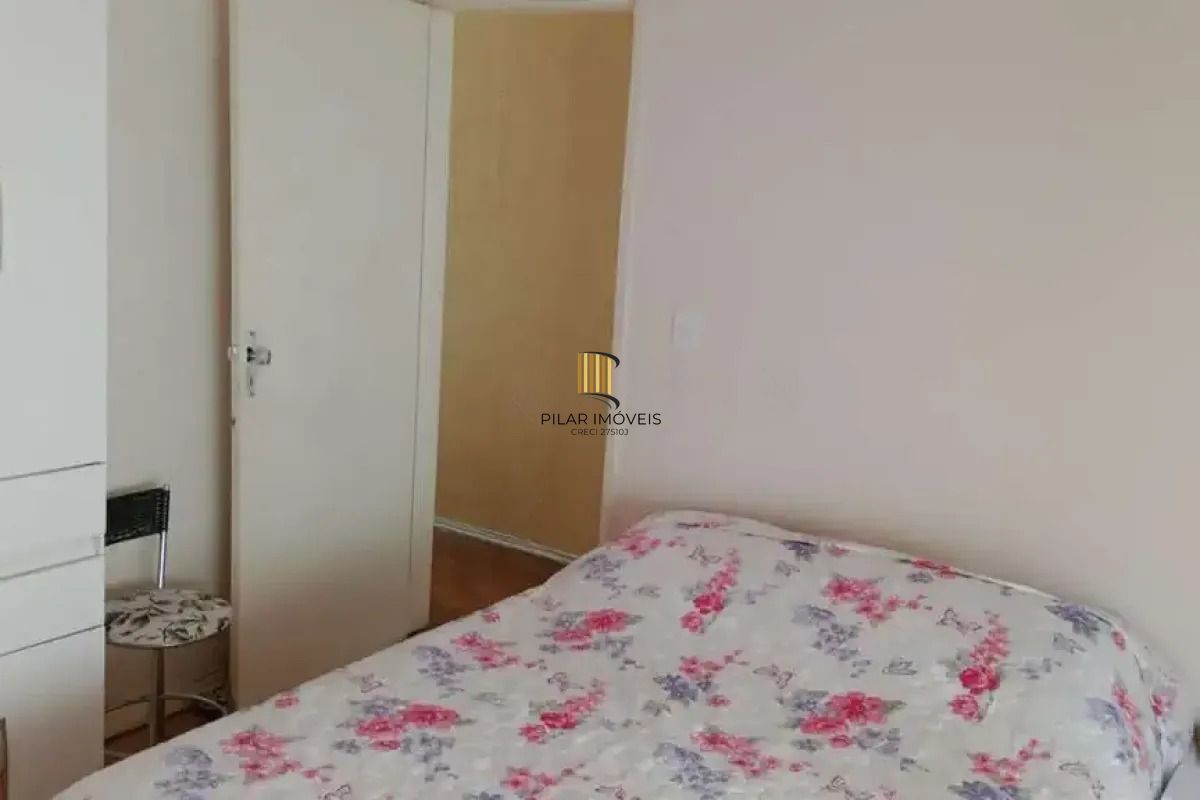 Apartamento com 2 dormitórios semimobiliado.