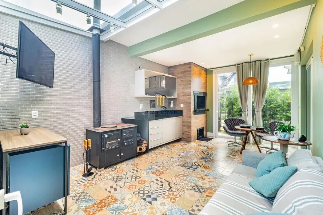 Casa térrea com 3 dormitórios, suíte e 2 vagas.