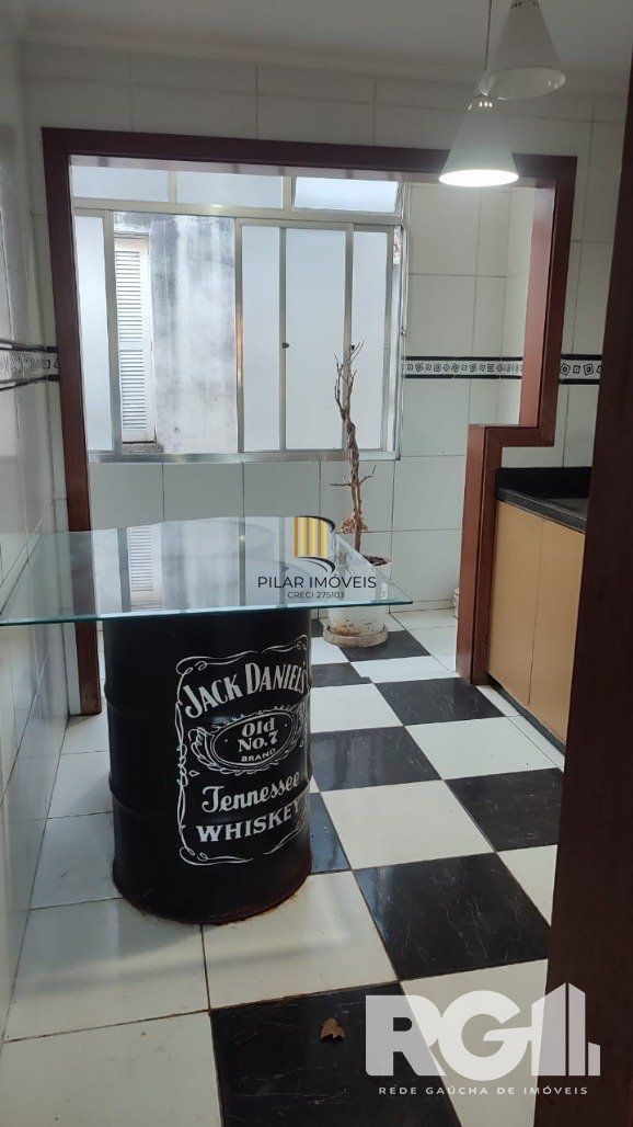 Apartamento a venda com 3 dormitórios, com sacada, de frente. Rua 24 de Outubro Auxiliadora.