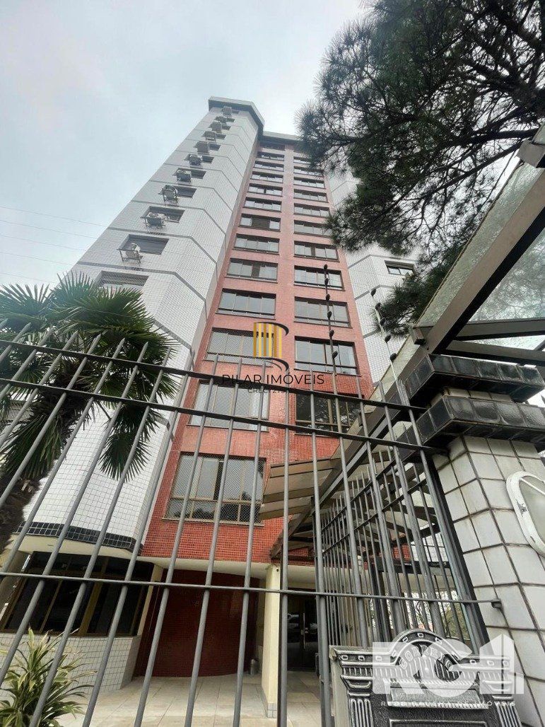 Apartamento com 3 dormitórios, 1 suíte, lavabo, 2 vagas cobertas, semimobiliado, churrasqueira e lareira.