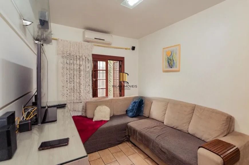 Casa térrea  com 200m² privativos, 3 quartos, Rua Sylvio Sanson - Sarandi